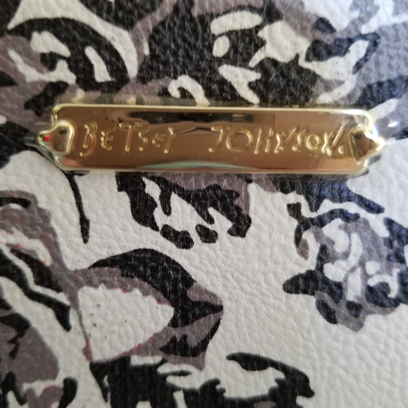 NWT- Betsey Johnson Crossbody/Wristlet - Picture 6 of 12